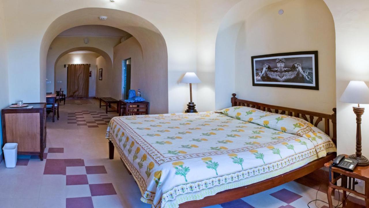 Neemrana'S - Tijara Fort Palace Exteriör bild