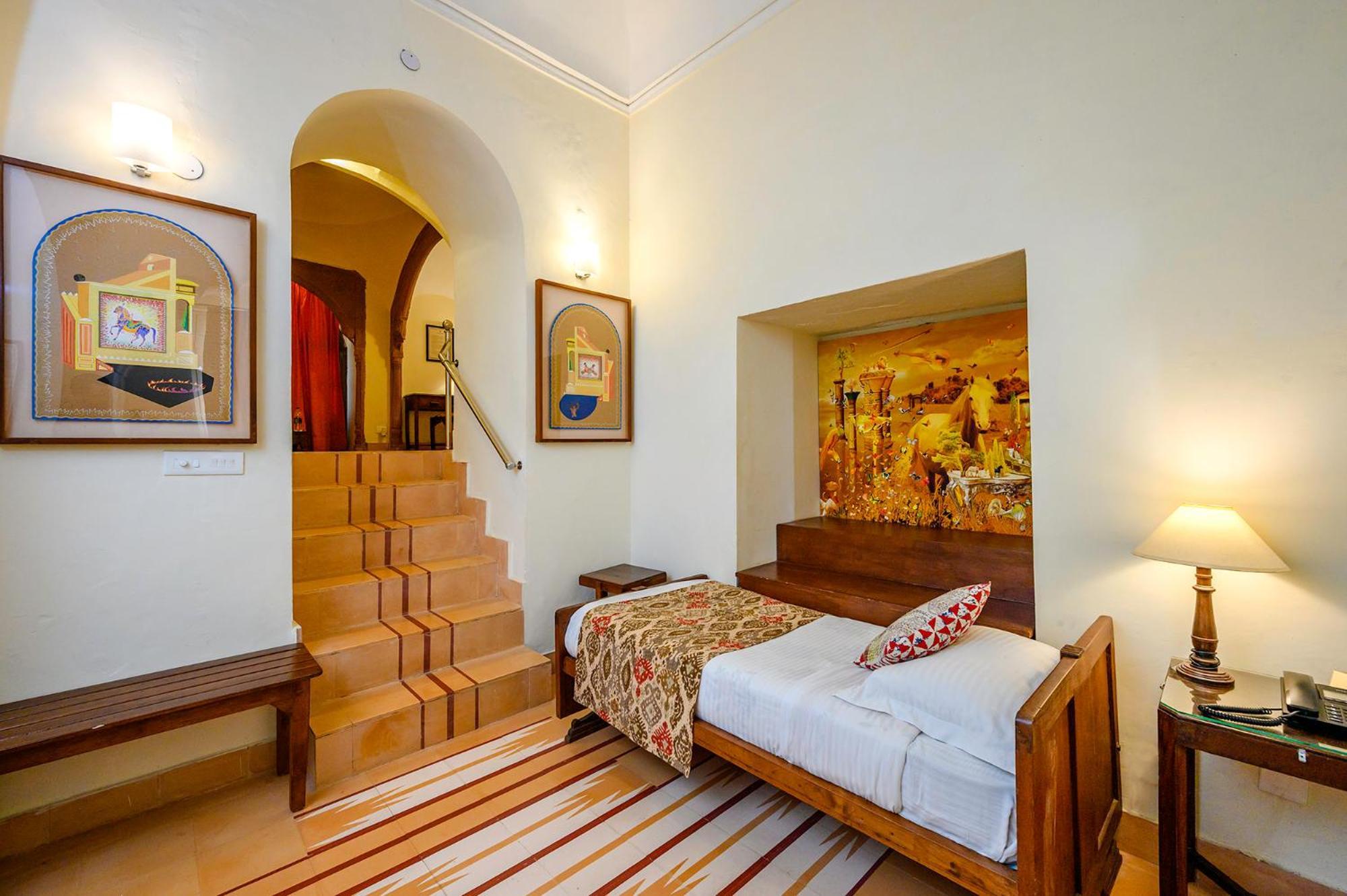 Neemrana'S - Tijara Fort Palace Exteriör bild