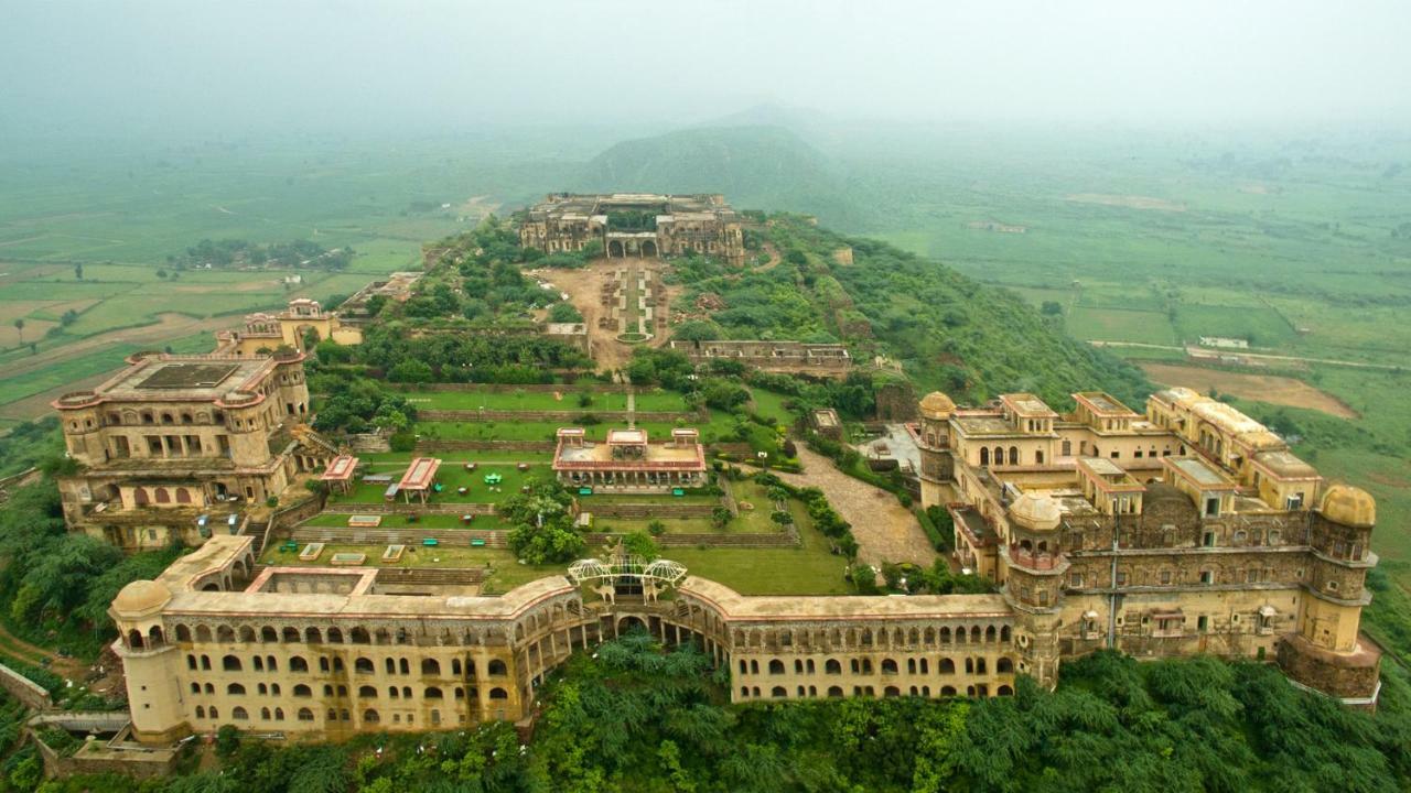 Neemrana'S - Tijara Fort Palace Exteriör bild